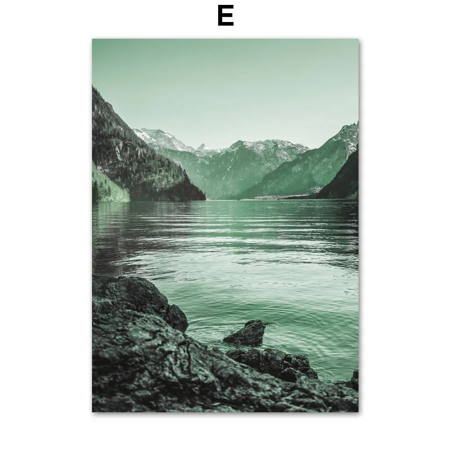 Un lac de montagne aux eaux vertes profondes, entouré de sommets enneigés et de falaises escarpées.