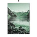 Un lac de montagne aux eaux vertes profondes, entouré de sommets enneigés et de falaises escarpées.