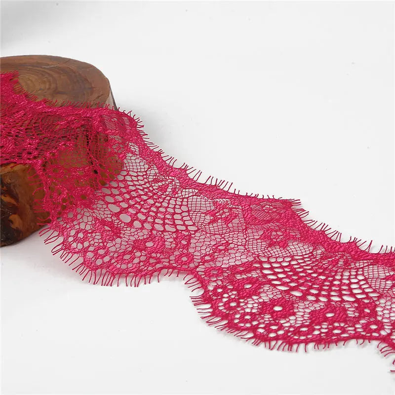 tissu dentelle fleurs franges rose pâle blanc noir vert rouge violet gris classique