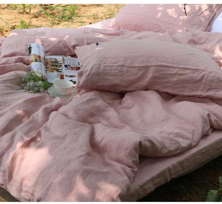 Housse de couette en lin dans une chambre decoree