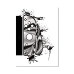 Contrôleur de jeu moderne à la surface brillante et aux boutons distinctifs, entouré d'éclaboussures de peinture noire et blanche dans un style abstrait dynamique.