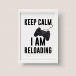 Une affiche murale avec le texte "Garde ton calme, je suis en train de recharger" et une image d'une manette de jeu vidéo.