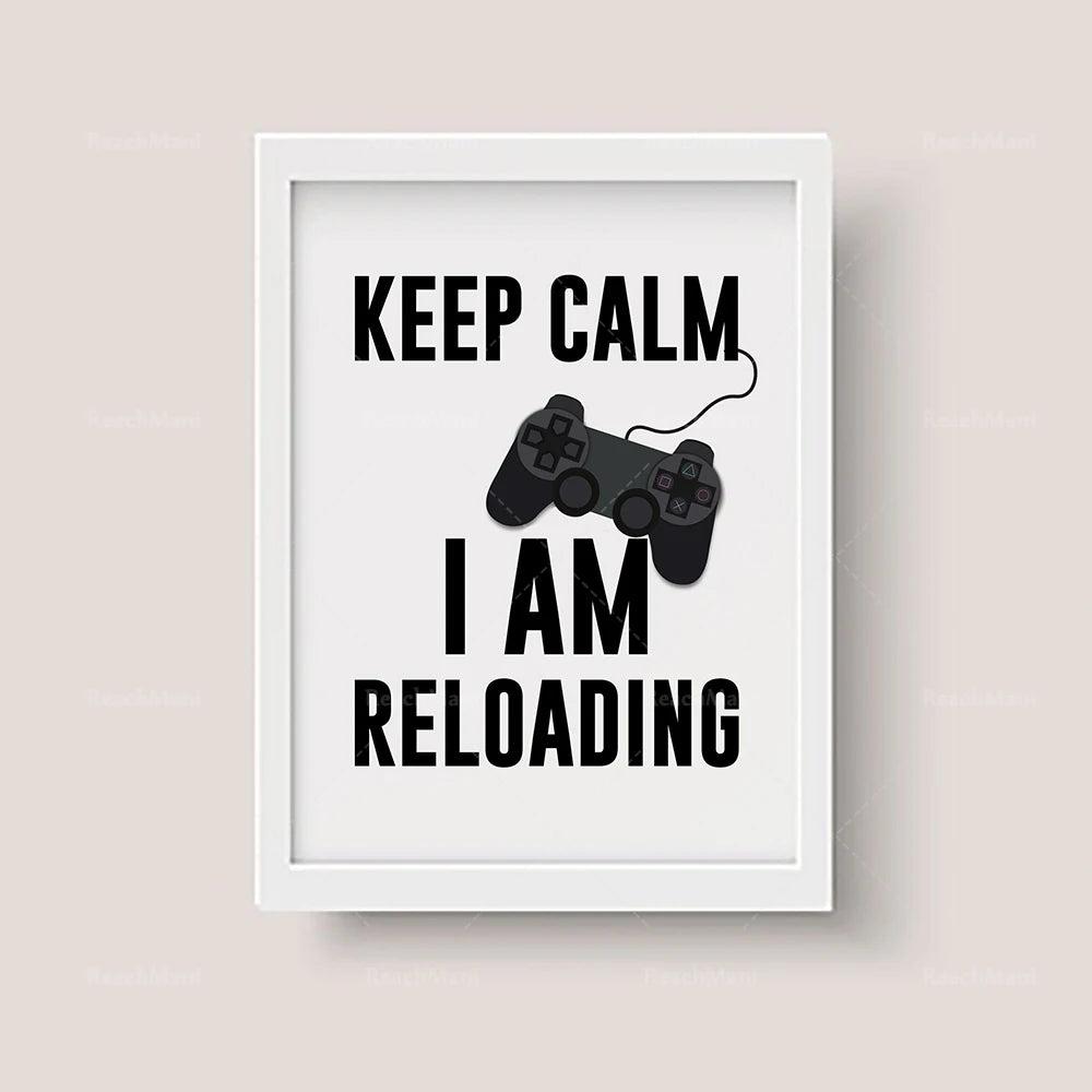 Une affiche murale avec le texte "Garde ton calme, je suis en train de recharger" et une image d'une manette de jeu vidéo.