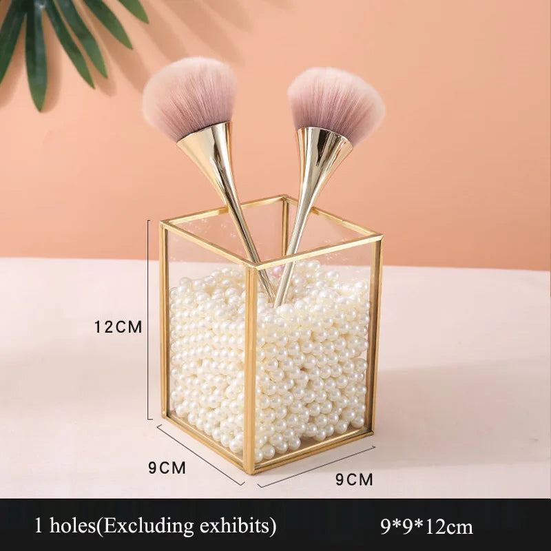 boîte maquillage transparente blanches roses moderne élégante brosse bouteille rouge rangement cosmétiques