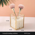 boîte maquillage transparente blanches roses moderne élégante brosse bouteille rouge rangement cosmétiques