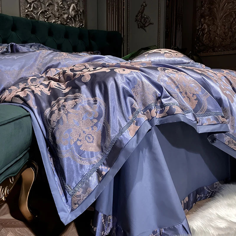 Drap ajusté de la parure de lit bleu or gris étalé sur un matelas