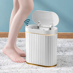 Poubelle à capteur argent clair dans une salle de bain design