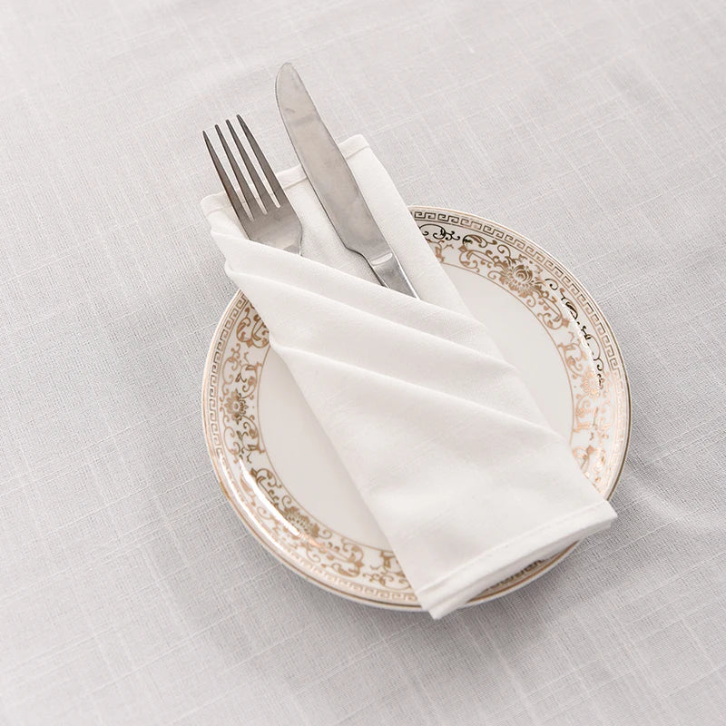 serviettes table blanches brodées texture lin classiques maison restaurant événements blancs clips métalliques