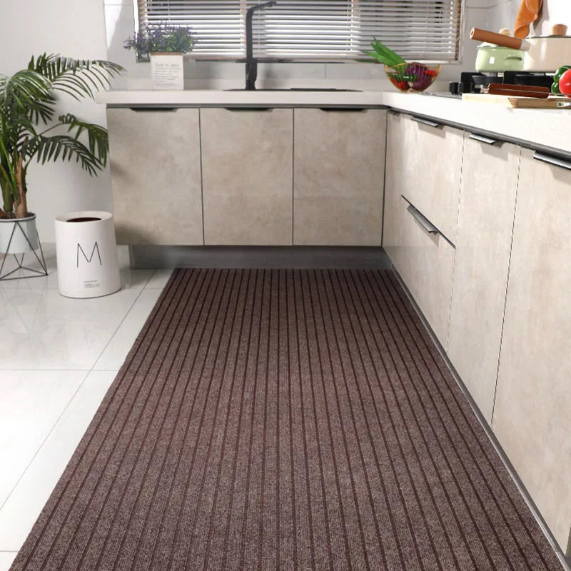 Tapis de cuisine placé sous une table, décoration pratique