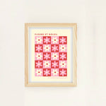 Une affiche de style graphique avec des fleurs stylisées dans des tons de rose et de rouge, créant une mosaïque lumineuse et joyeuse.