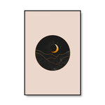 Une nuit étoilée avec une lune crissante se reflète sur un paysage de collines ondulantes.