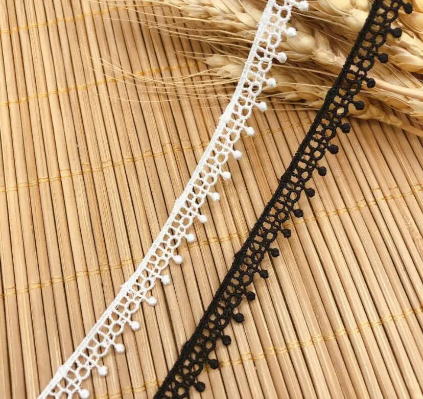 rubans dentelle fine blanche noire motifs floraux ours classique romantique écologique soluble eau