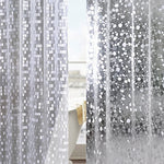 rideau douche moderne transparent gris clair blanc motifs géométriques anneaux métalliques respectueux environnement