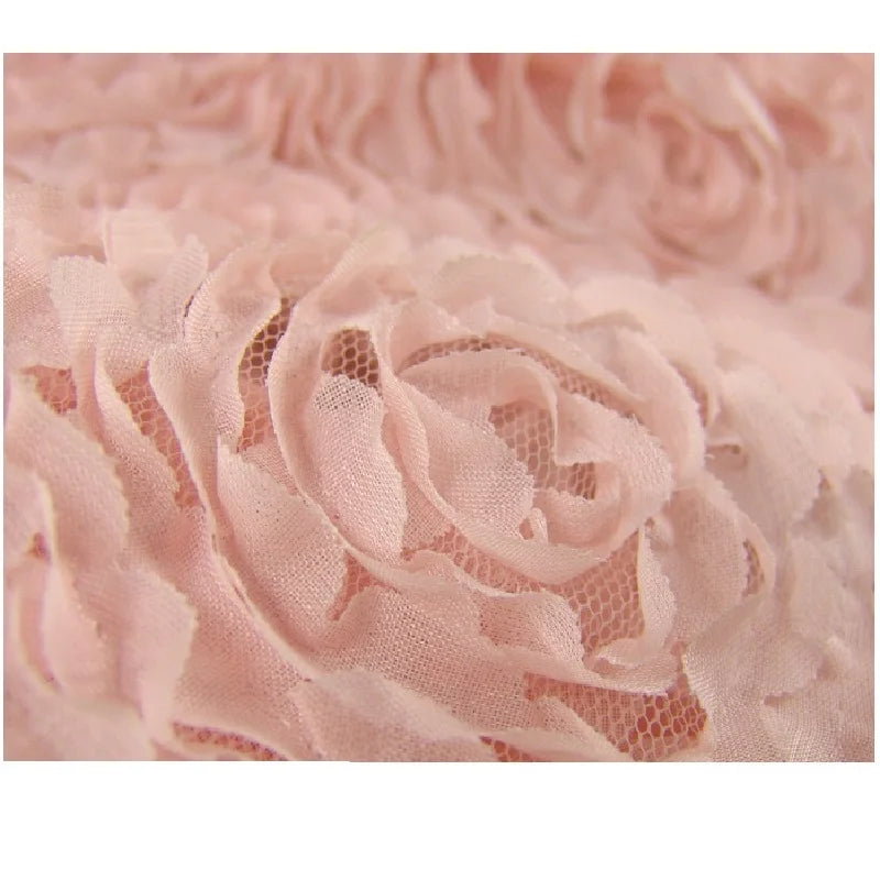 tissu mousseline rose motif fleuri romantique transparent délicat floral soie semi transparent scène