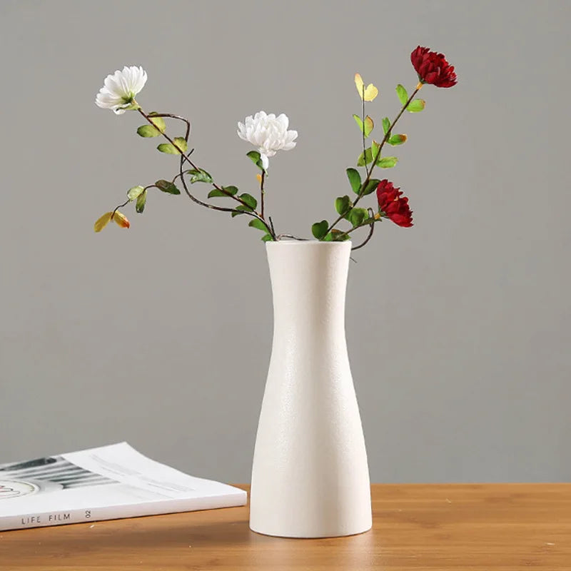 vases blancs modernes minimalistes céramique opaques fleurs artificielles table simple