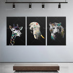 Affiches artistiques en noir et blanc représentant une girafe, un éléphant et un tigre aux motifs colorés, créant une décoration murale moderne et fascinante.