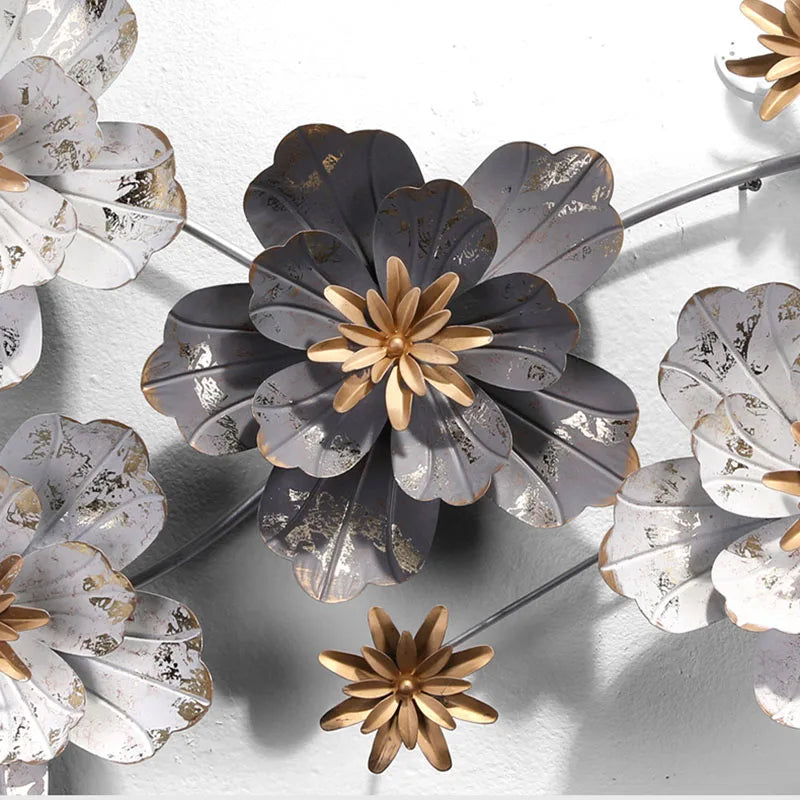 Détail du relief 3D des fleurs métalliques