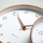 Horloge murale rouge accrochée dans une chambre à coucher