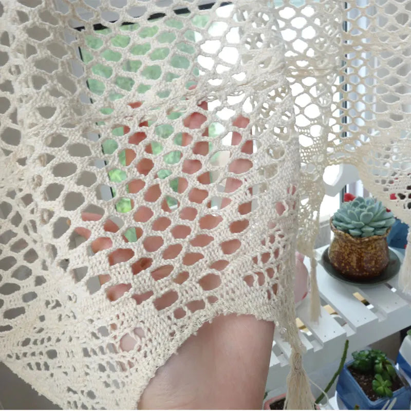 Installation du rideau crocheté sur tringle au plafond