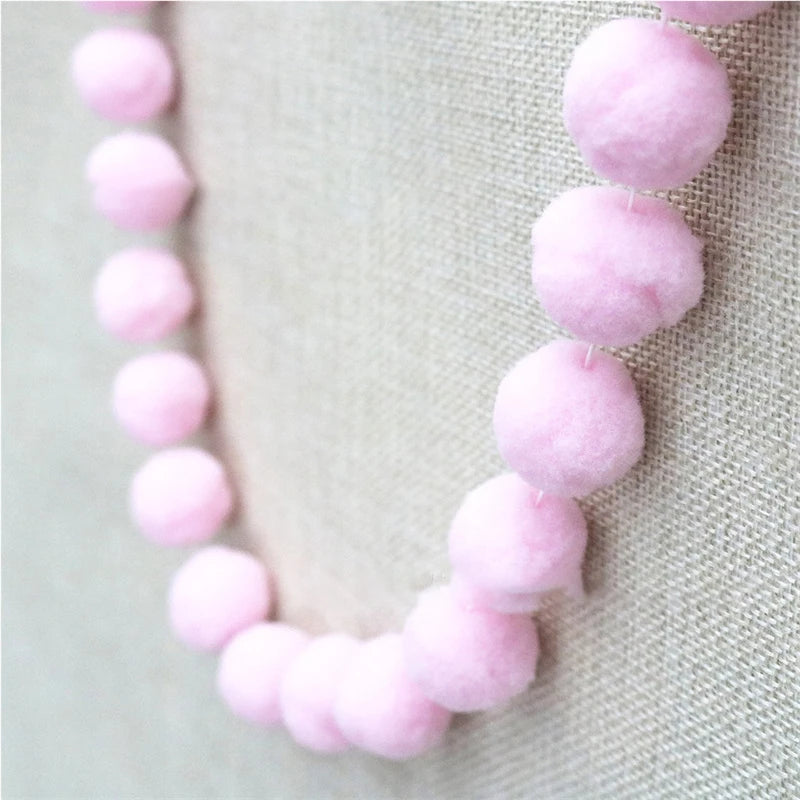 collier créatif coloré boules feutre rouge blanc gris beige jaune anniversaire noël mariage