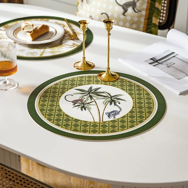 placemat rond vert blanc doré palmiers singes botanics assiette fourchette pain verre vin livre