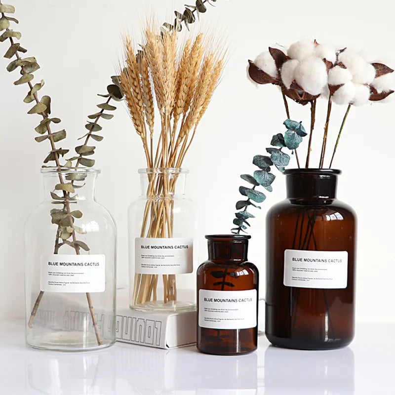 bouteilles verre transparentes marron etiquettes modernes deco intérieure minimalistes fleurs sèches