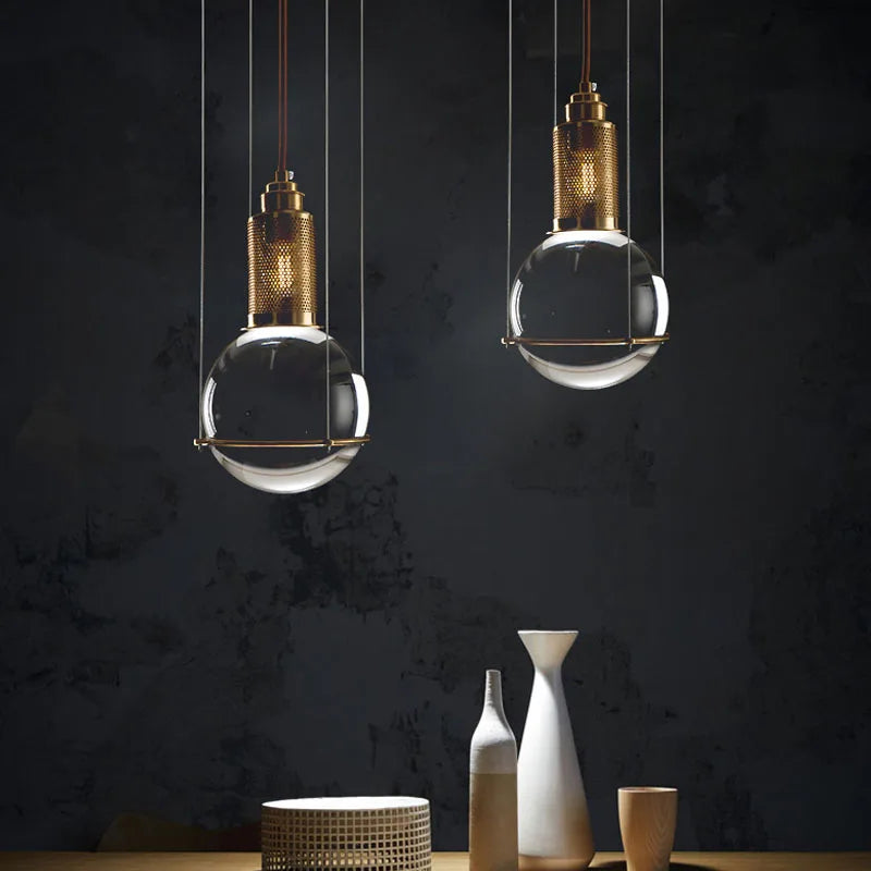 lumière suspendue moderne verre blanc laiton perforations salon chambrehôtel