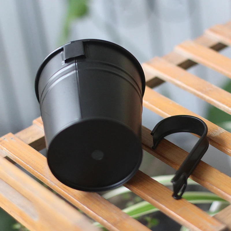 Jardinière murale noire avec plante verte dans un intérieur moderne