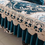 Une magnifique nappe ornée de motifs floraux richement brodés et de délicates dentelles, créant une atmosphère élégante et raffinée.