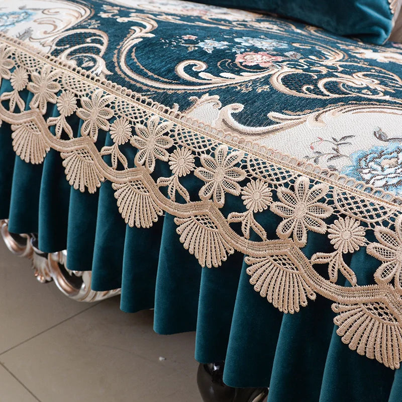 Une magnifique nappe ornée de motifs floraux richement brodés et de délicates dentelles, créant une atmosphère élégante et raffinée.