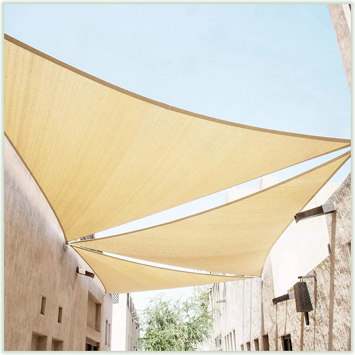 Voile d'ombrage triangulaire rouge installée sur une terrasse