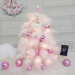 Sapin de Noël en plumes roses de 45cm avec décorations bleues sur table en bois