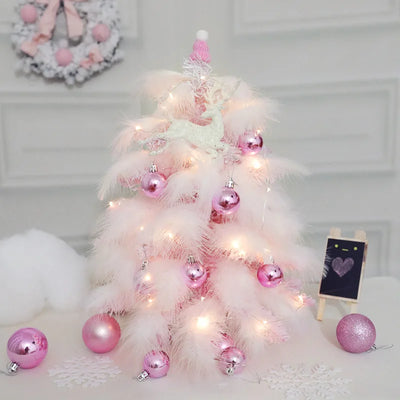 Sapin de Noël en plumes roses de 45cm avec décorations bleues sur table en bois