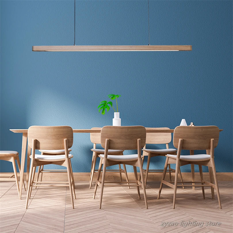 Détail du design en bois et du cordon de suspension de la lampe