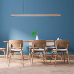 Détail du design en bois et du cordon de suspension de la lampe