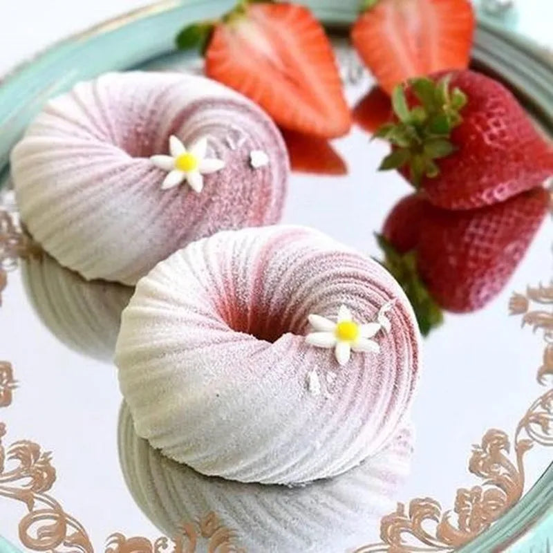moules silicone pâtisserie gâteaux décorations ondulées motifs floraux modernes élégants textures rouges noirs or