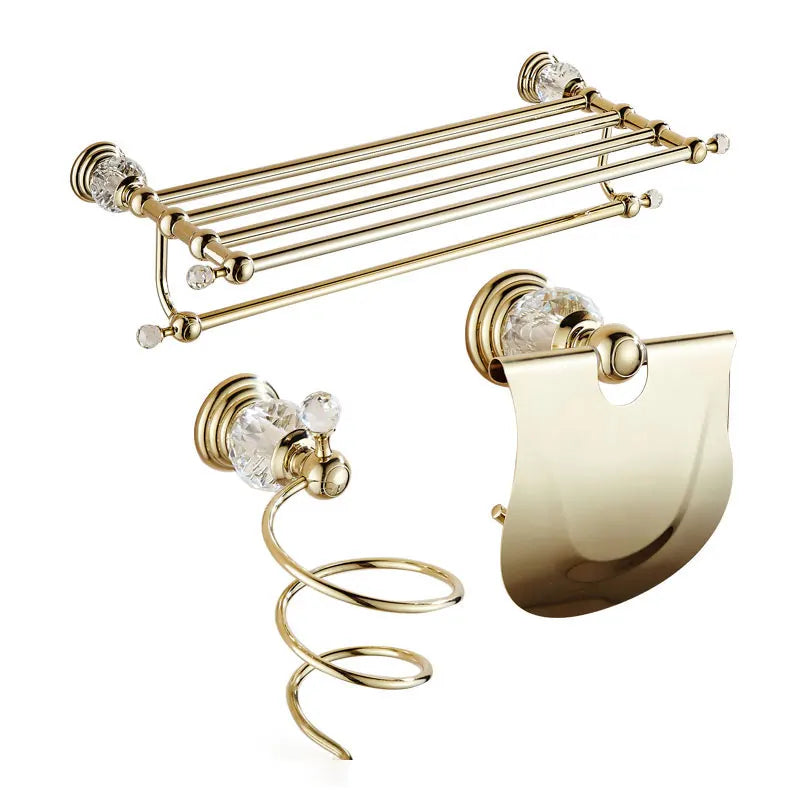 Détail de la finition laiton doré et cristal sur les accessoires de bain