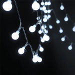 Guirlande lumineuse à boules LED blanche chaude sur une terrasse