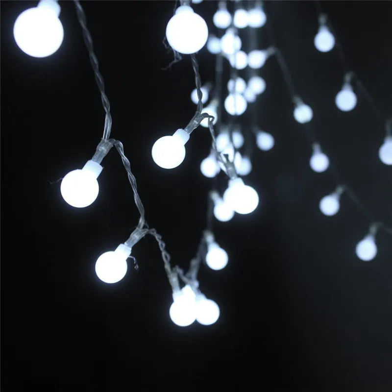 Guirlande lumineuse à boules LED blanche chaude sur une terrasse