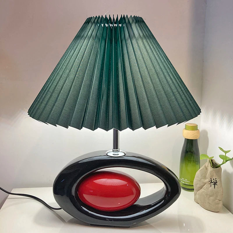 Détail du support en céramique doré de la lampe de chevet