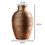 Vase céramique violet comme cache-pot avec plante verte dans salon