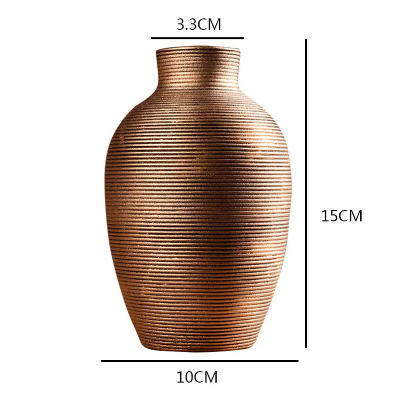 Vase céramique violet comme cache-pot avec plante verte dans salon