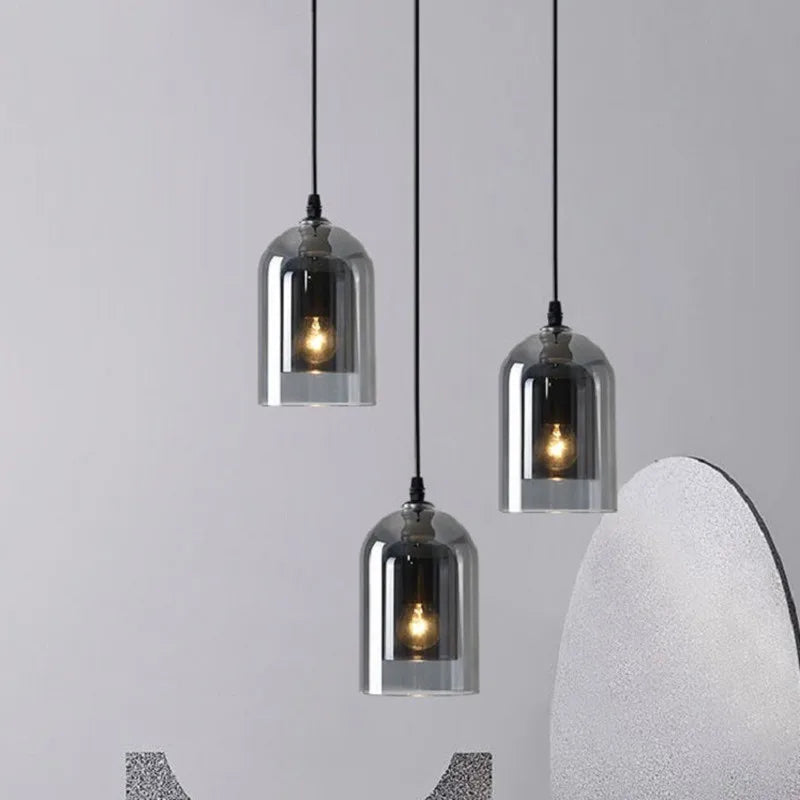 Suspension gris fumé dans un salon moderne