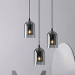 Suspension gris fumé dans un salon moderne