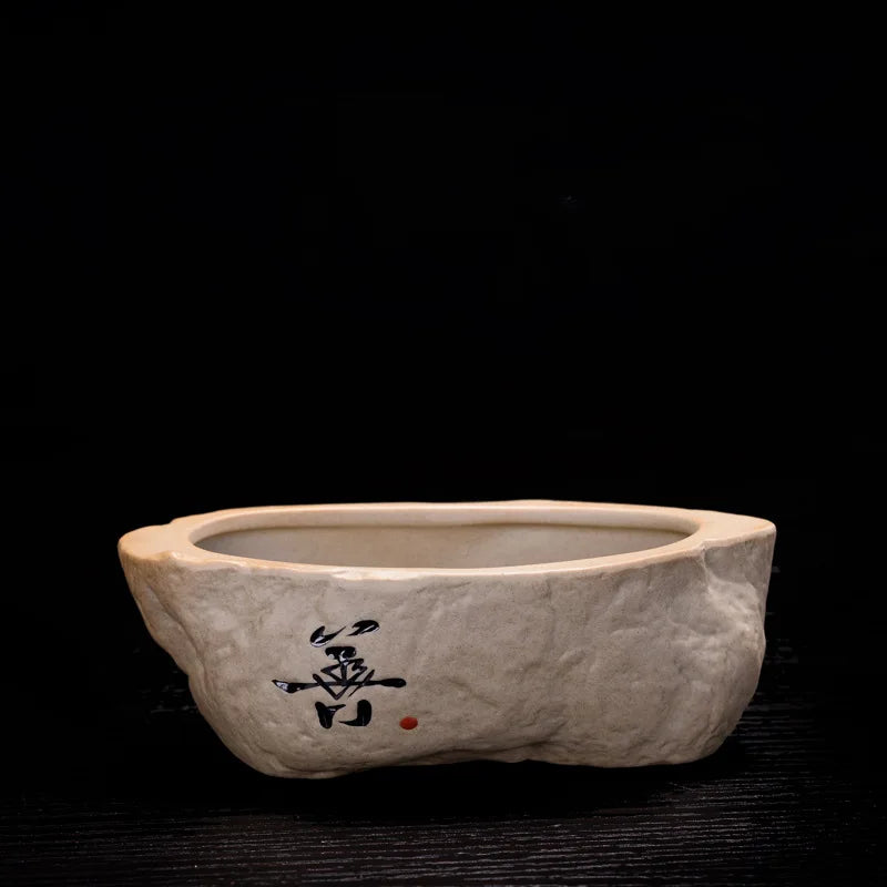 Pot bonsaï céramique artisanal motif calligraphique fleur verte rustique.texture grungy