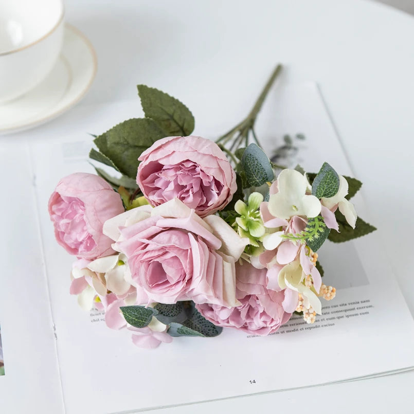 bouquets artificiels roses hydrangeas violettes roses blanches classiques décoration intérieure mariage anniversaire baby shower