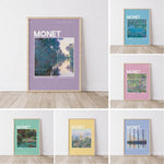 Une collection d'affiches Monet encadrées décorant un espace minimaliste avec un sol en bois.