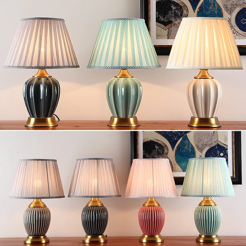 Lampe de chevet en céramique allumée avec éclairage blanc chaud dans un salon