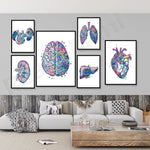 Ces images représentent de manière créative et colorée différents organes internes du corps humain, comme le cerveau, les poumons, le foie et le cœur.