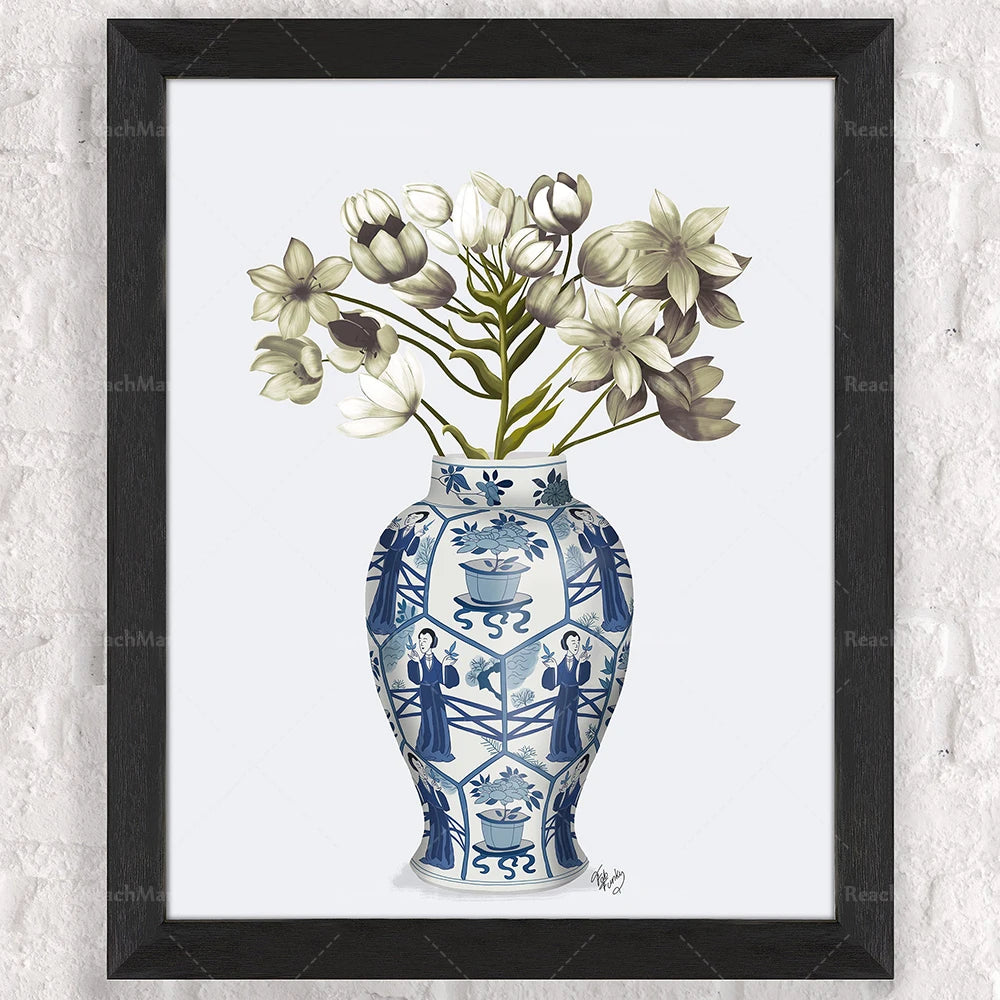 Vase bleu et blanc orné de motifs floraux exotiques contenant un bouquet de délicates fleurs blanches et vertes.